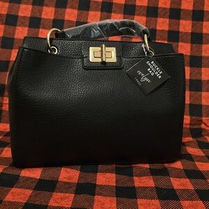 Elegant Black Shoulder Bag with Timeless Appeal